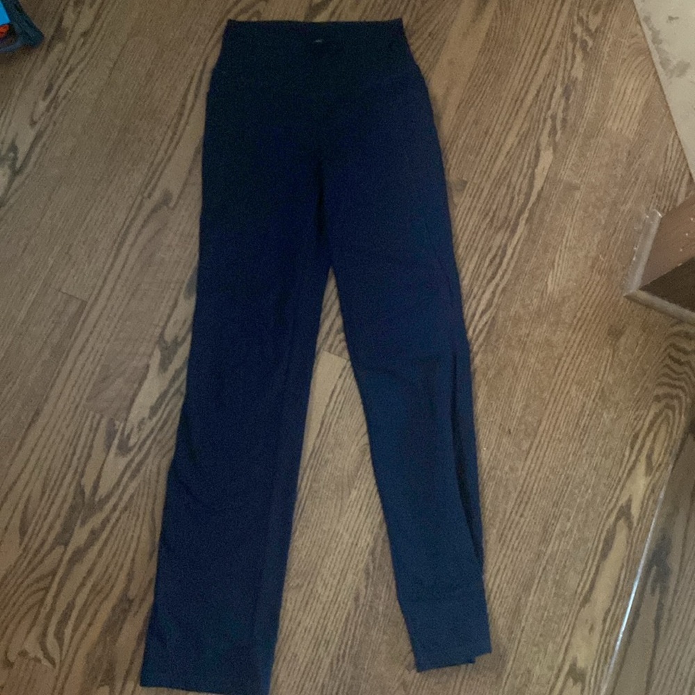 Dark blue/black fitted extra small leggings. Pockets on both sides.